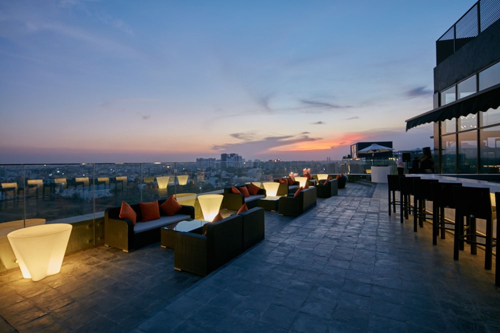 THE WAVERLY HOTEL & RESIDENCES 54/57