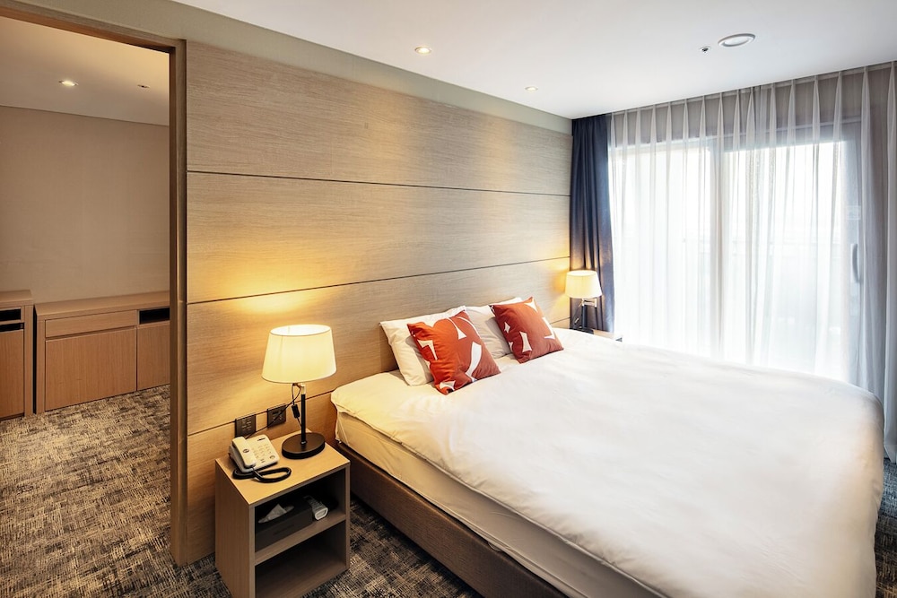JUNIOR, MULTIPLE BEDS, CITY VIEW, BATHTUB