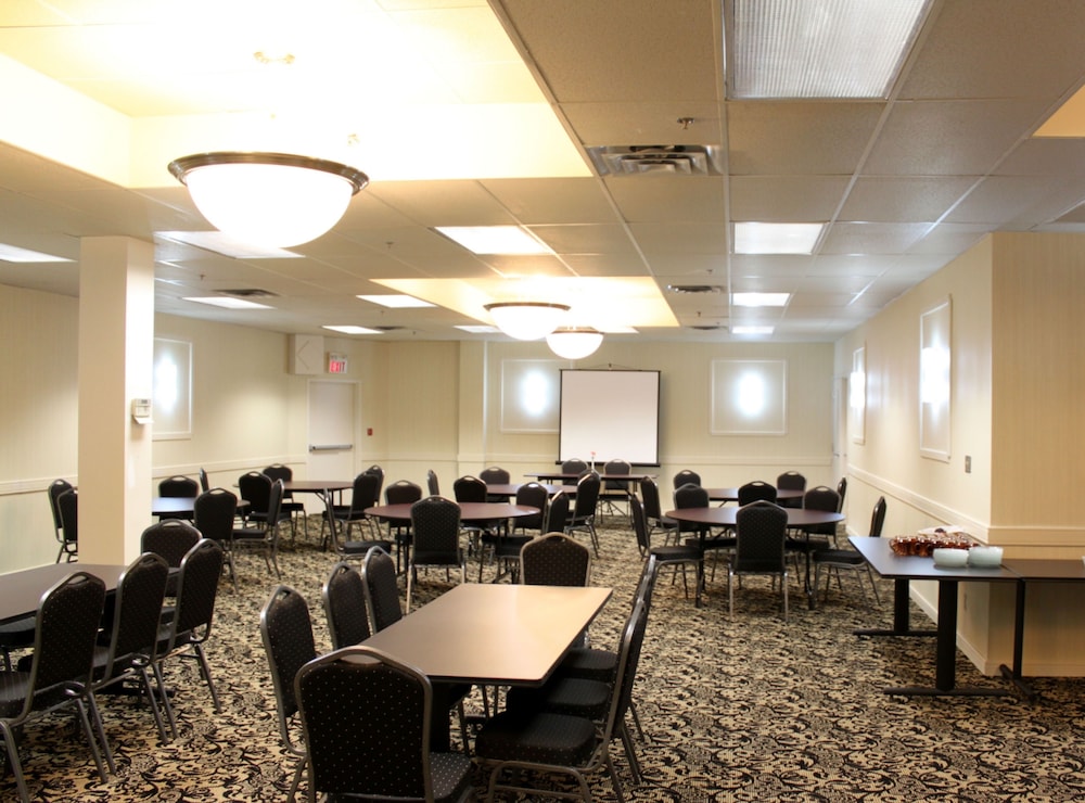 Days Inn & Suites by Wyndham Sault Ste. Marie ON 23/30