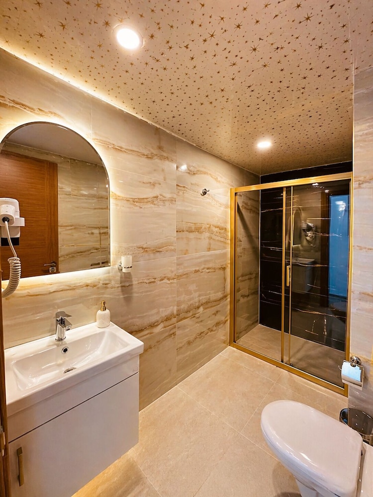 Britannia Hotel 30/32