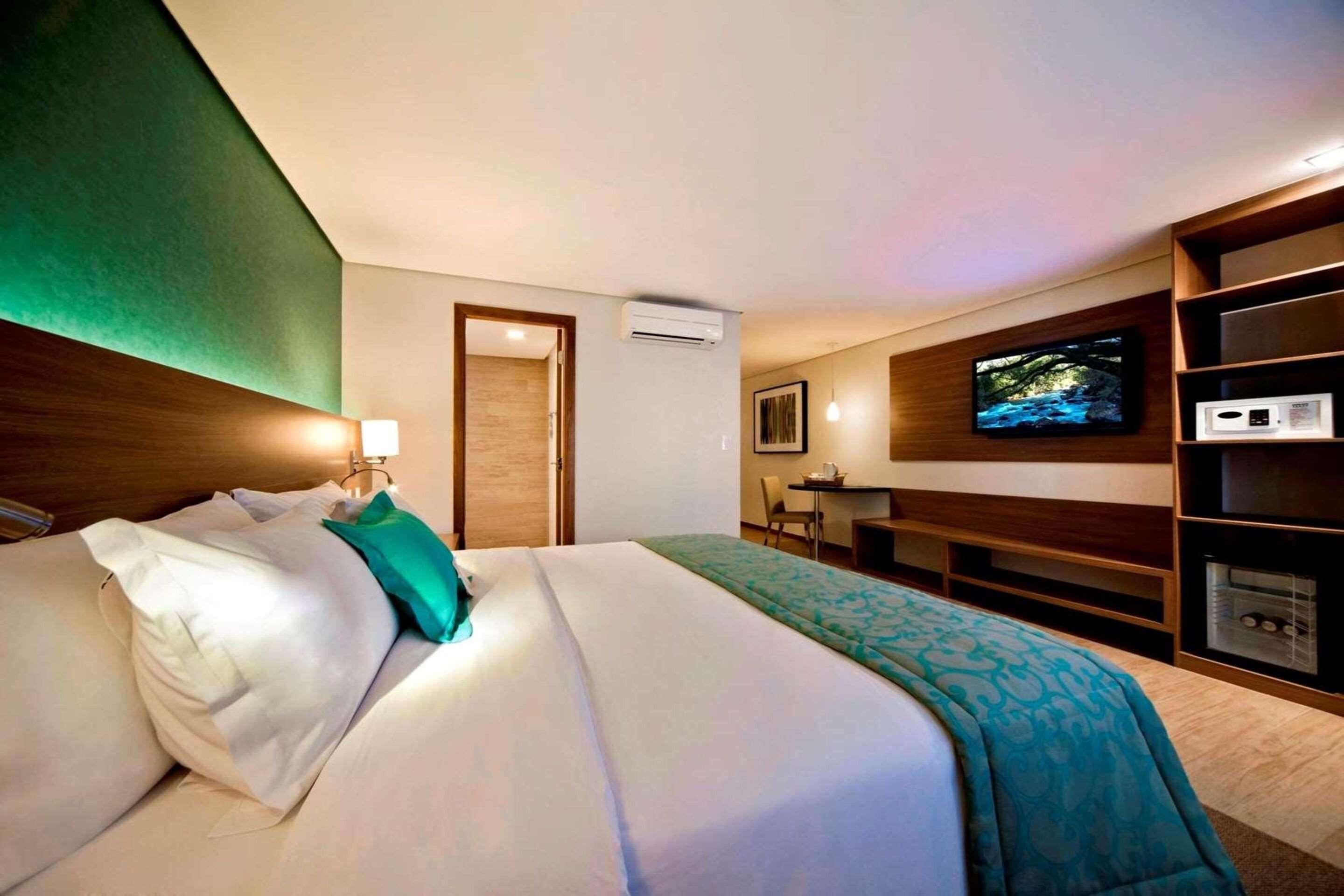 SUITE, KING BED