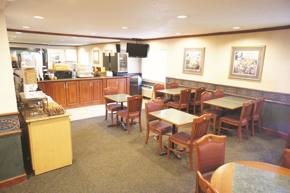 La Quinta Inn By Wyndham Indianapolis Airport Executive Drive 25/37