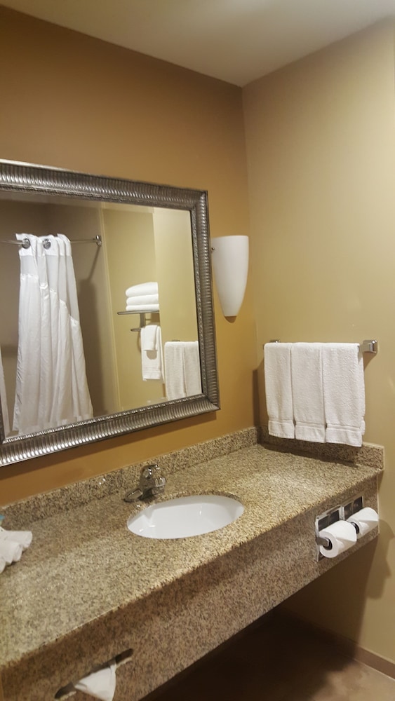 Holiday Inn Express Hotel and Suites Pensacola West-Navy Base 24/48