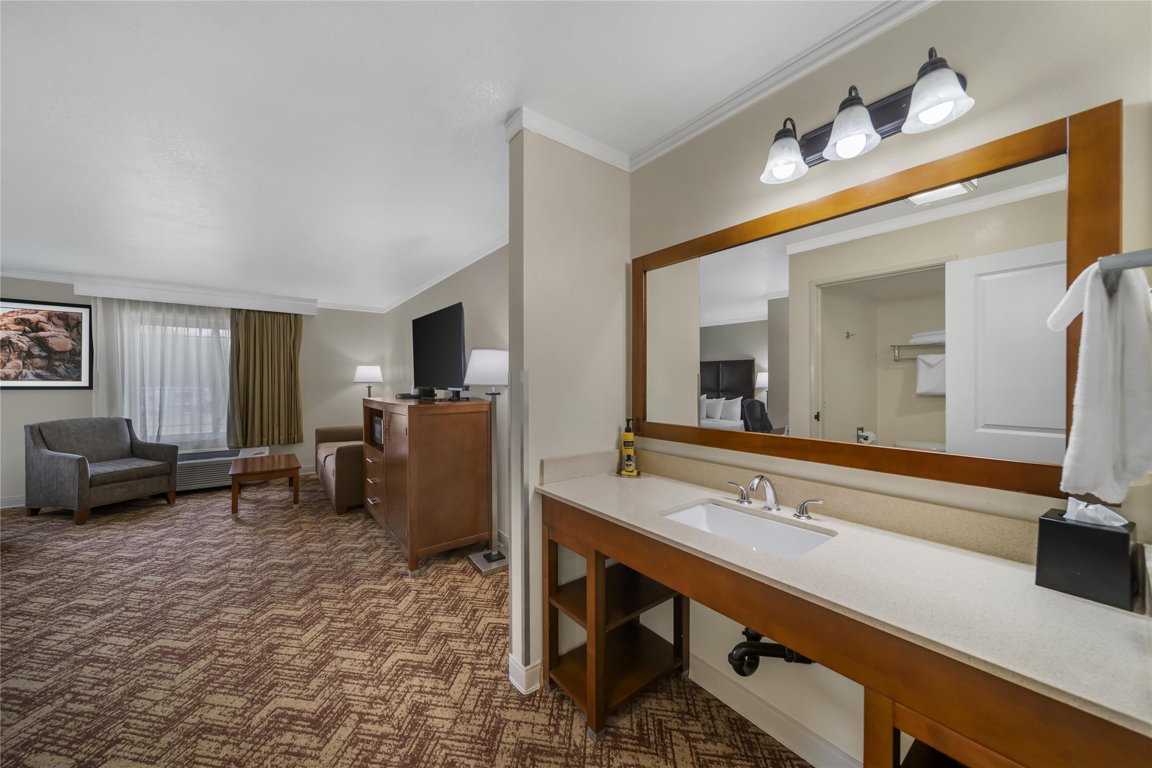 غرفة كبيرة بسرير كينج مع أريكة، Best Western Plus Northwoods Inn 6/6