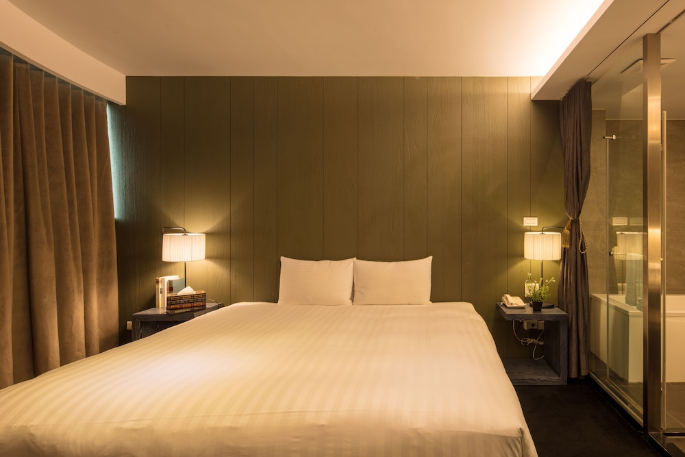 DELUXE, DOUBLE BED, BATHTUB