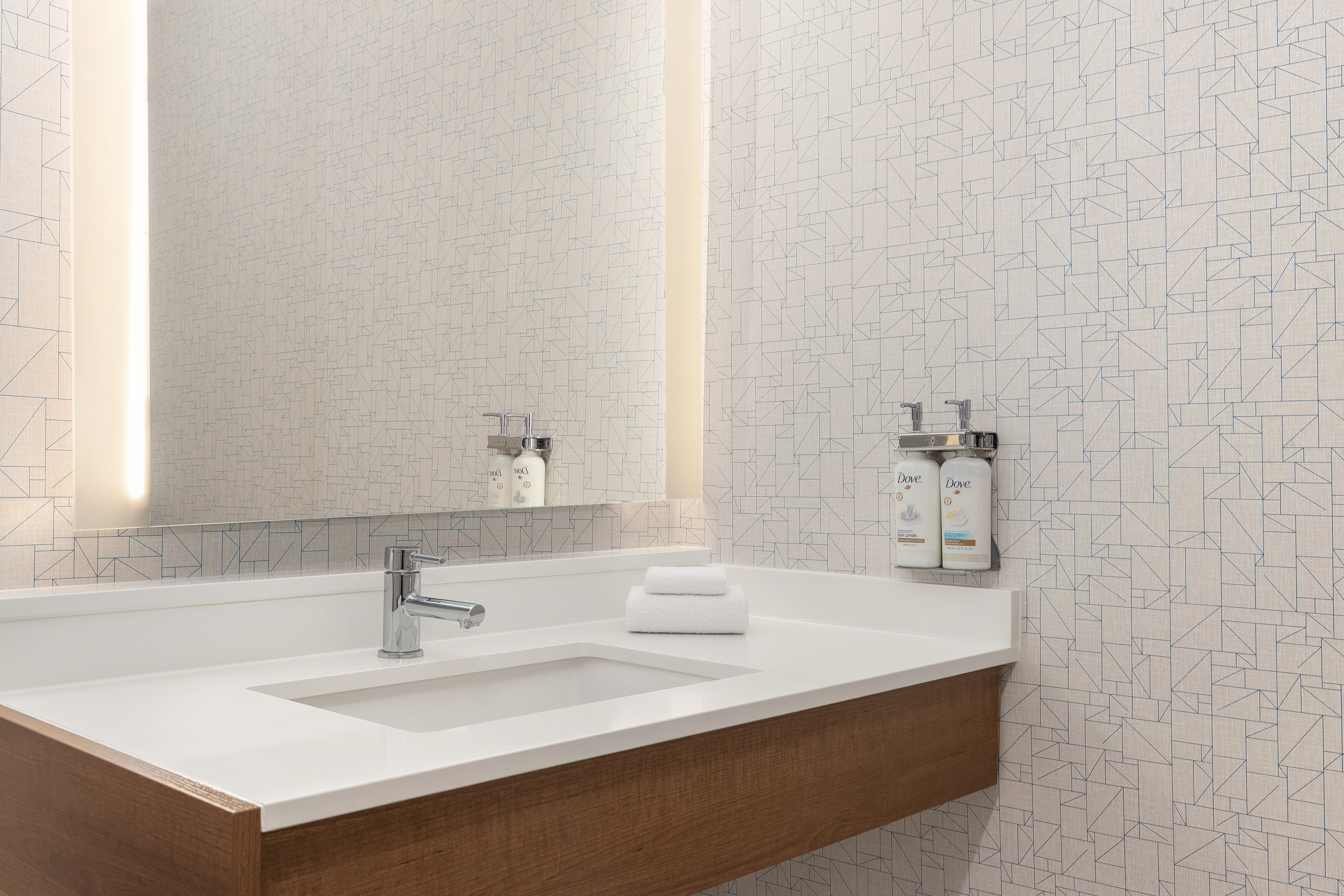Holiday Inn Express Suites Staunton 74/75