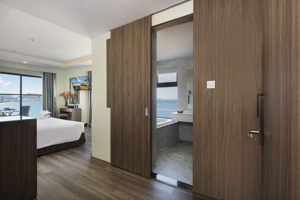 Xavia Hotel 6/72