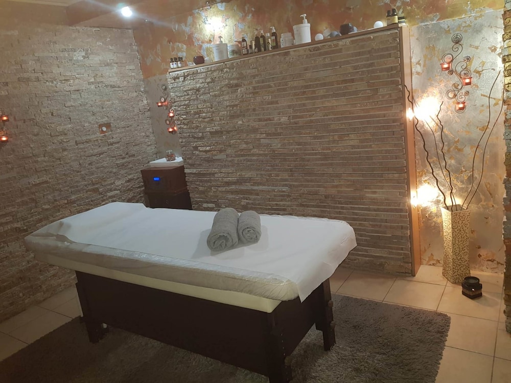 PRINCE RESIDENCE(FORMERLY VESUVIO PRICE RESIDENCE APARTHOTEL) 43/75