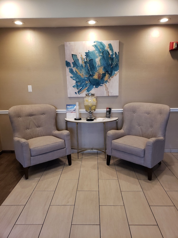 Holiday Inn Express Detroit-Birmingham 30/39