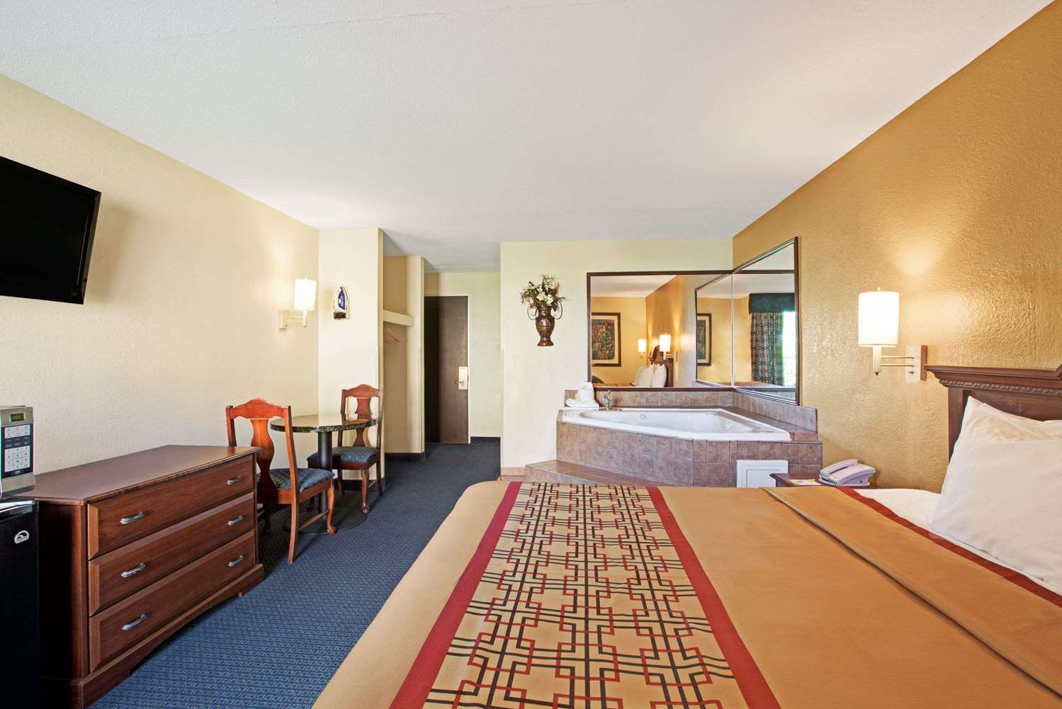 Days Inn By Wyndham Charlotte/Woodlawn Near Carowinds 4/12