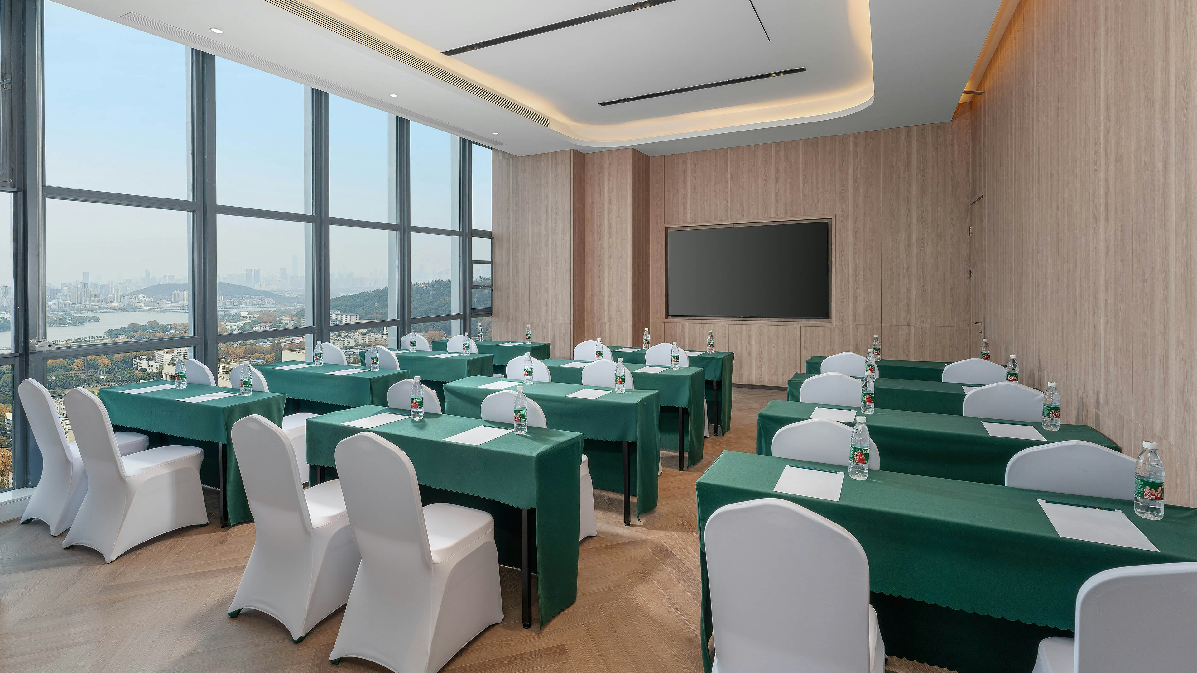 Holiday Inn Express Wuhan East Lake 37/50