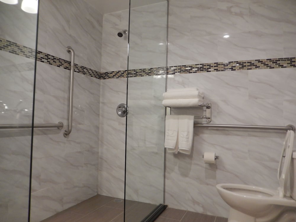 Quality Inn Near Sunset Park 25/39