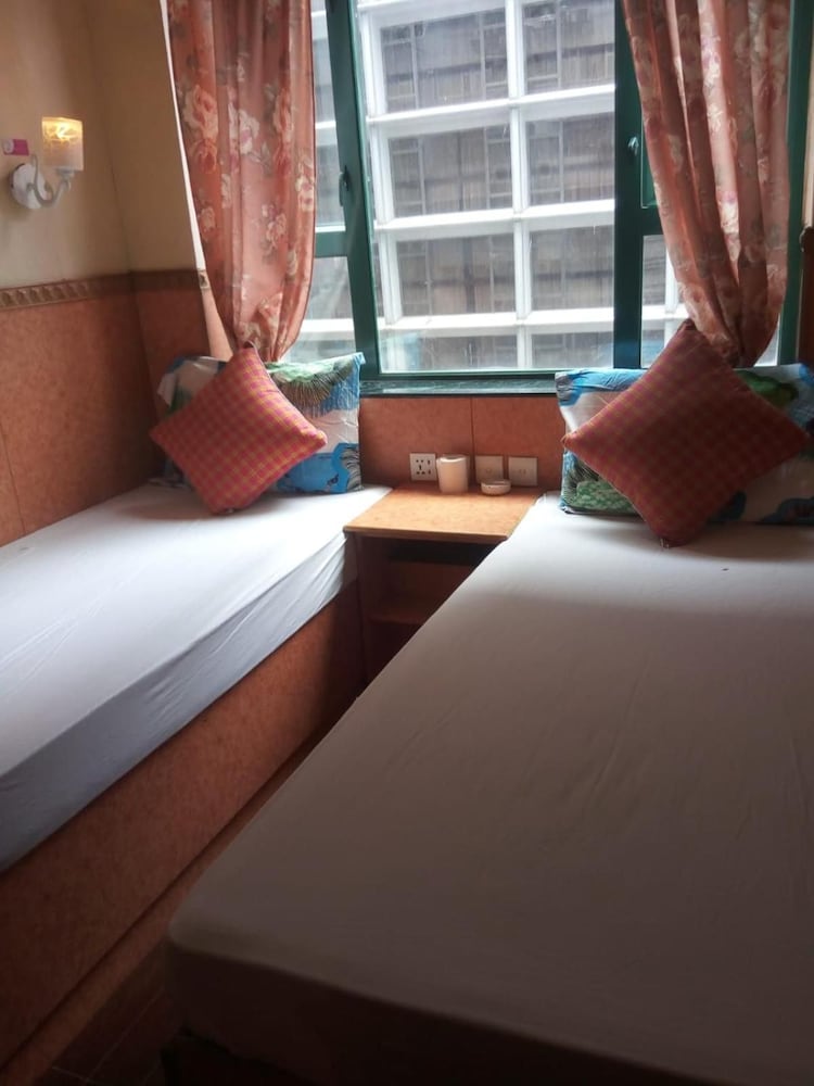 Pay-Less Guest House 38/50