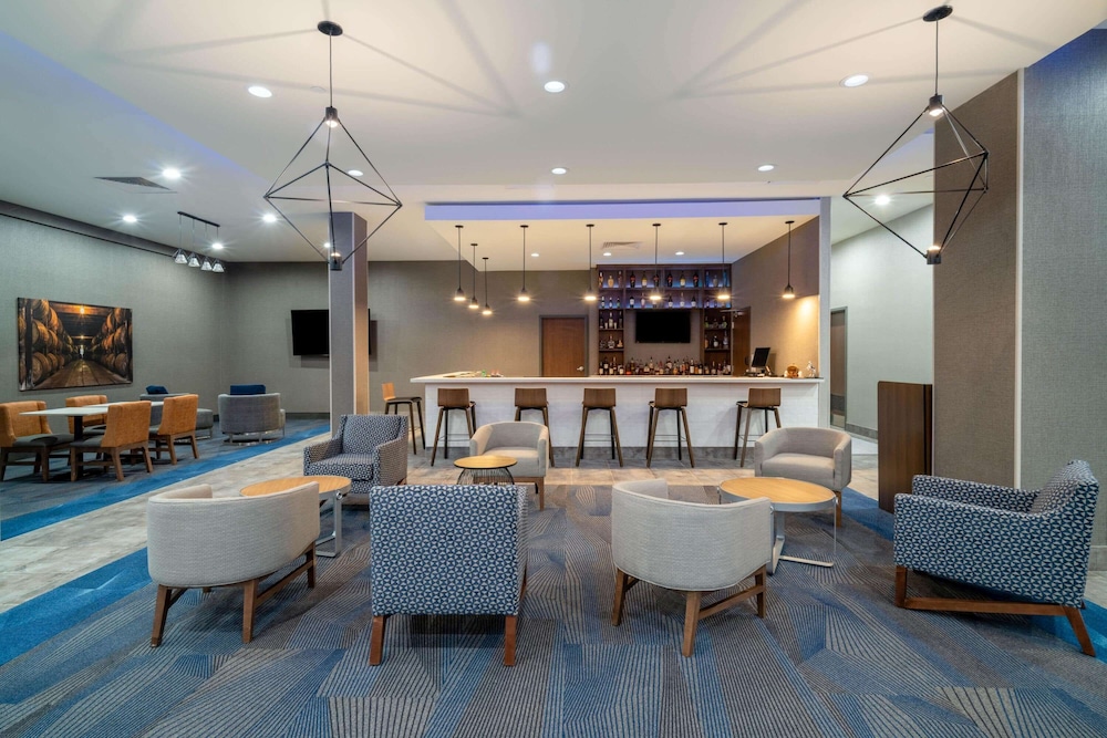 La Quinta Inn & Suites by Wyndham Louisville East 27/45
