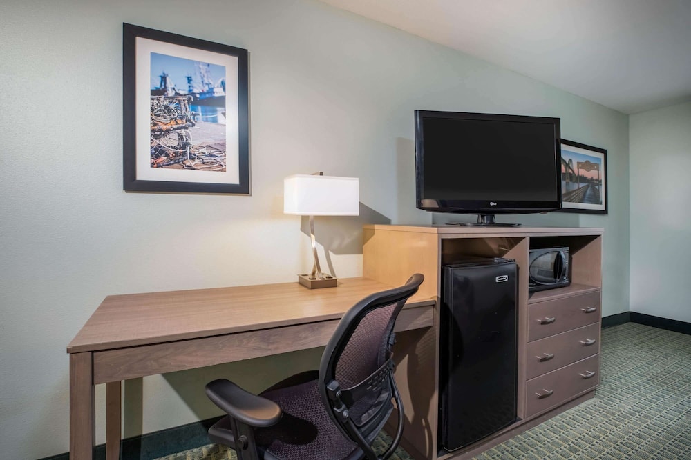 La Quinta Inn Suites By Wyndham Newport 36/40