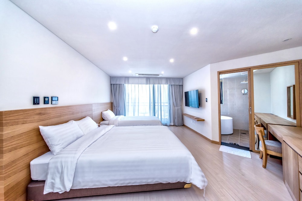DELUXE, MULTIPLE BEDS, HARBOUR VIEW, BATHTUB