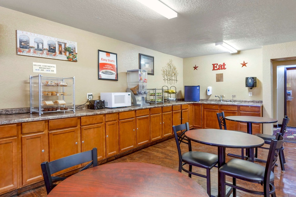 Econo Lodge Black Hills 7/46