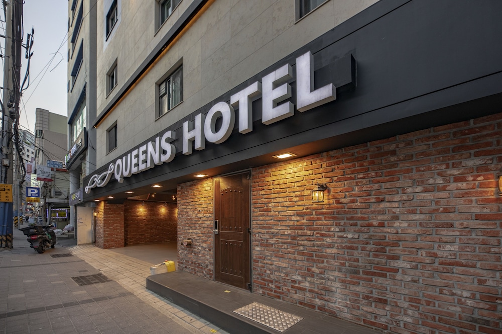 Queens Hotel 23/28