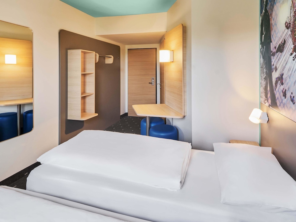ROOM, TWIN BEDS