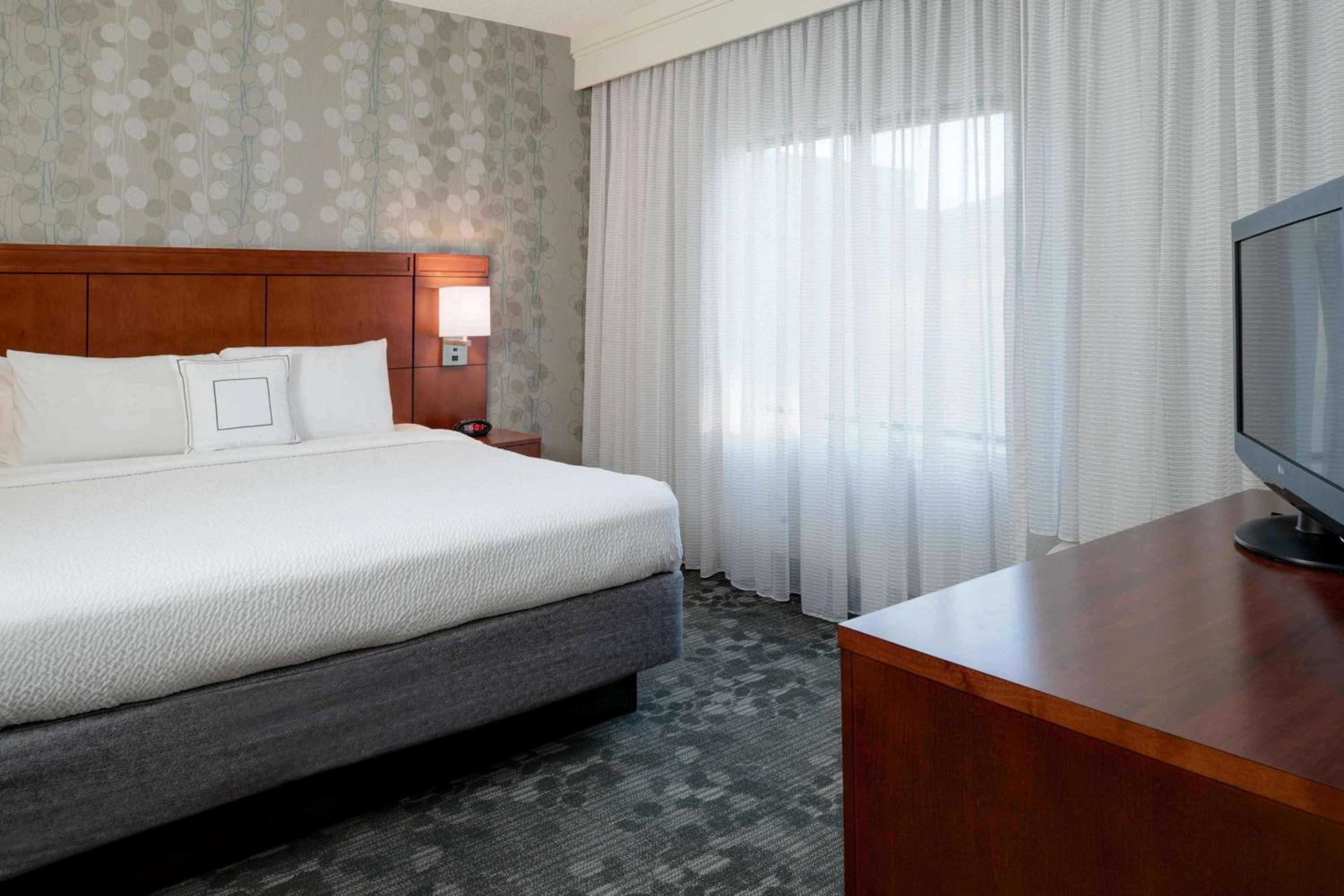 1 BEDROOM, SUITE, KING BED