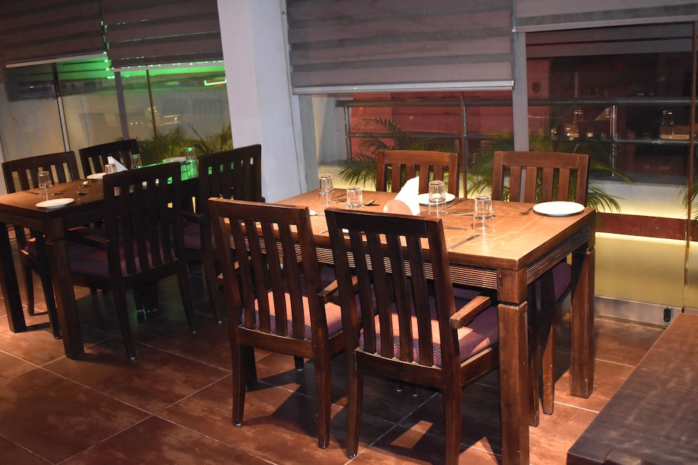 Godwin Deluxe Hotel 48/64