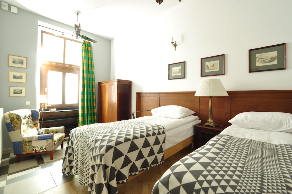 CRYSTAL SUITES OLD TOWN 15/68