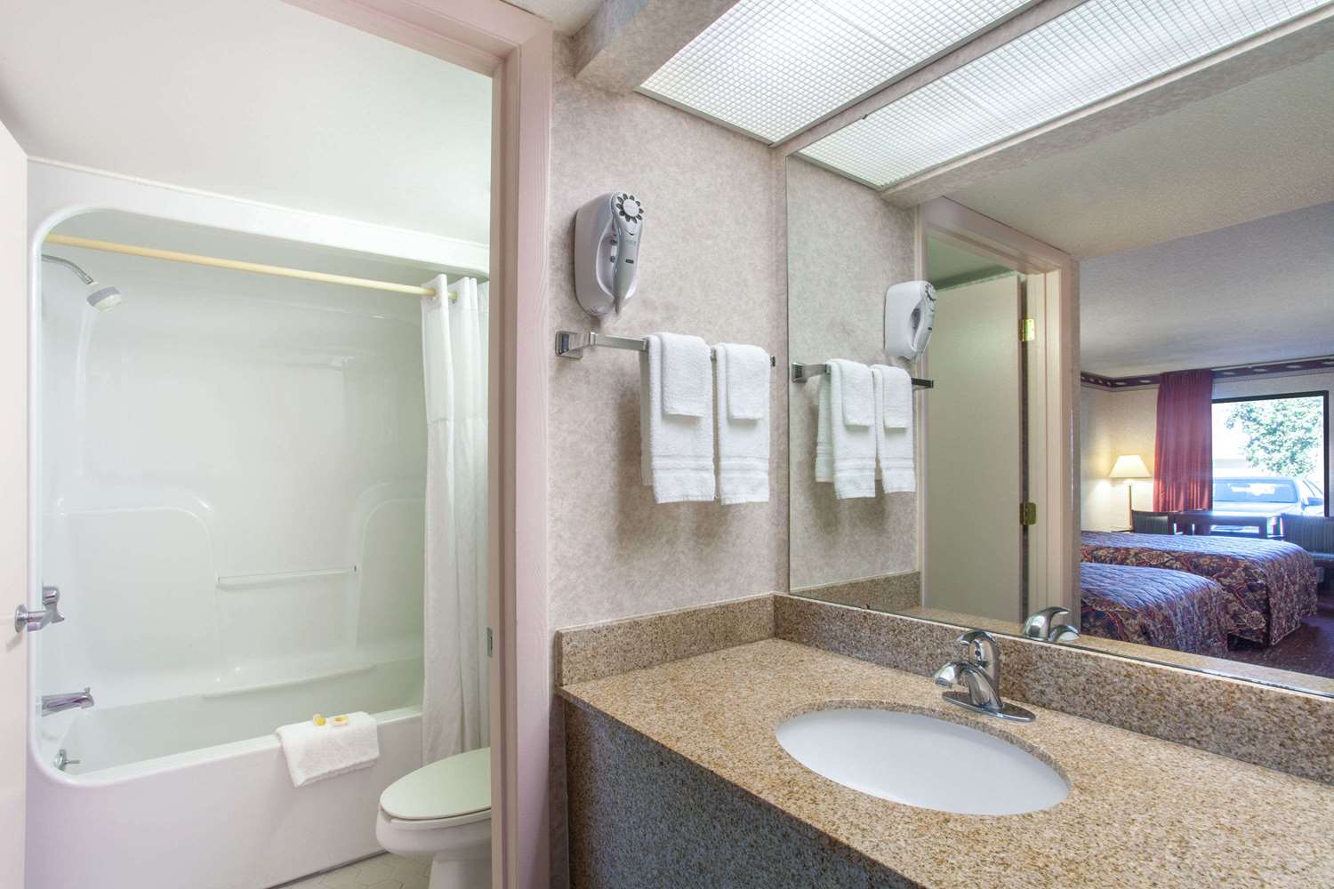 Days Inn By Wyndham Saint Pauls 20/22