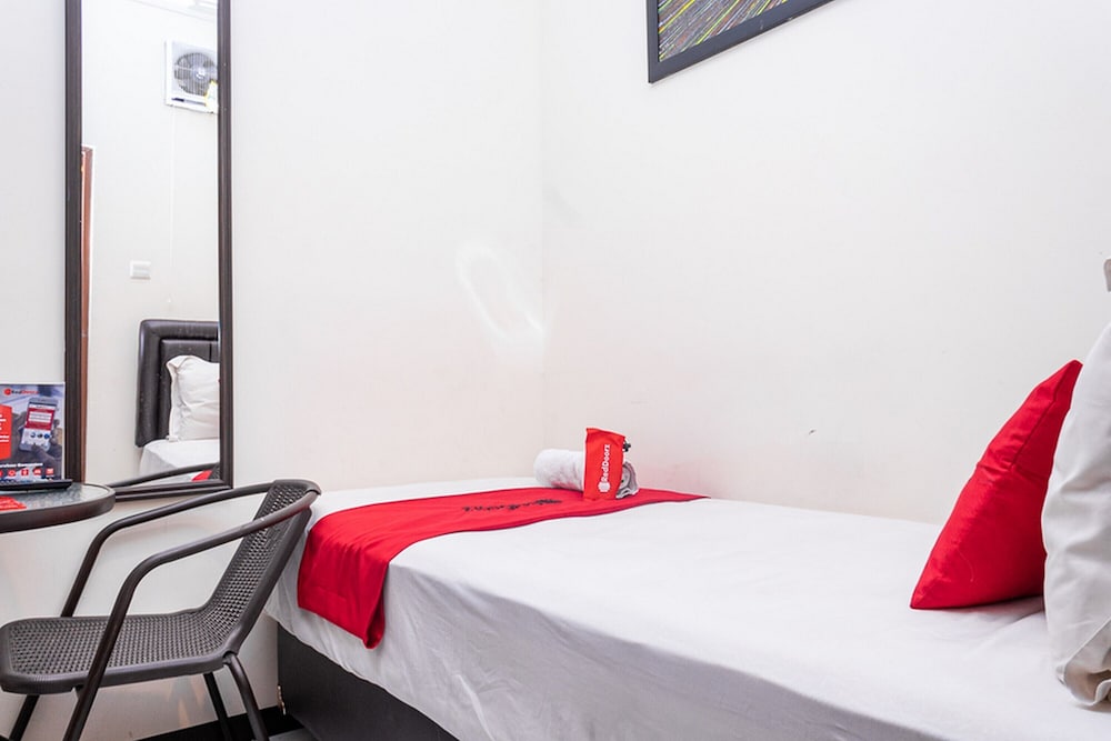 RedDoorz near Alun Alun Bandung 2 12/32