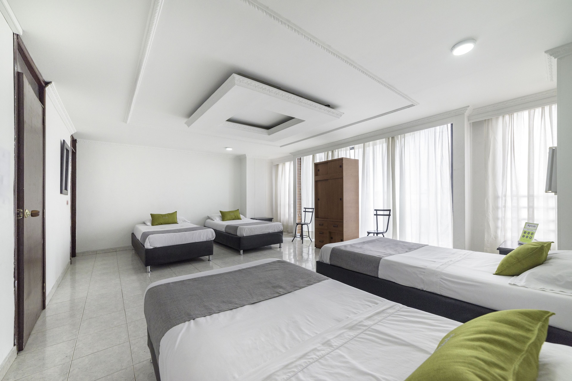 ROOM, QUADRUPLE, MULTIPLE BEDS
