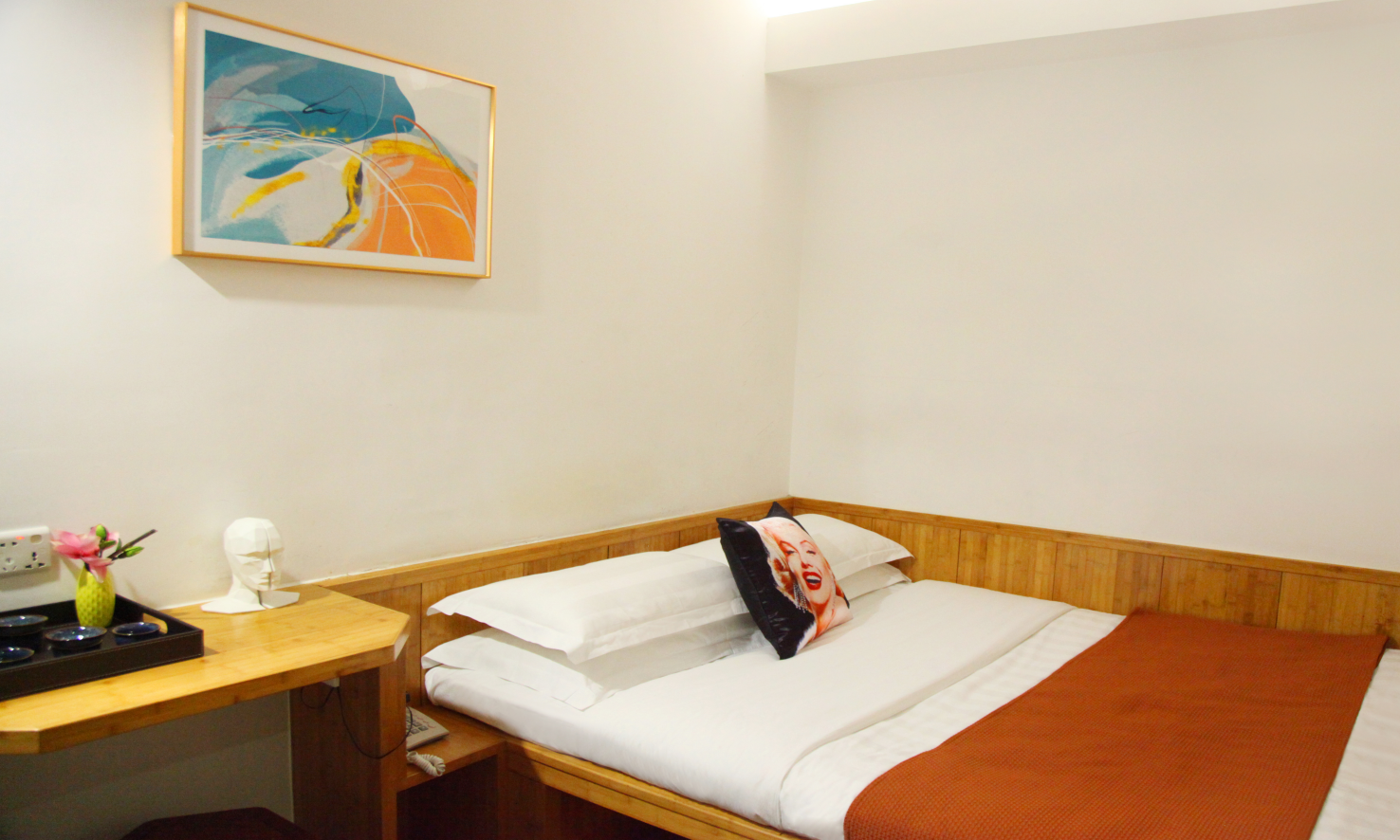 Mini, Queen Bed