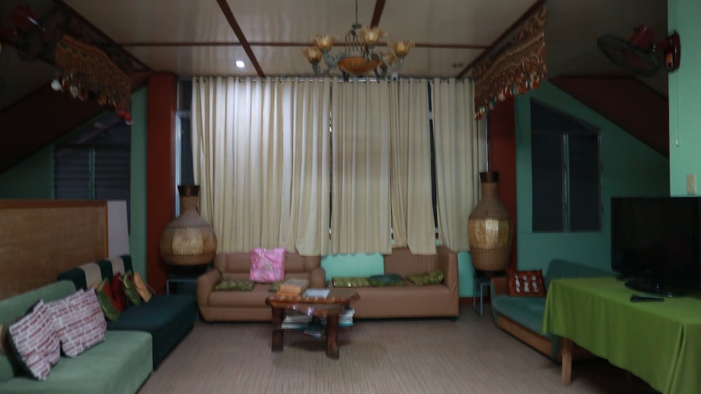 Lolo Oyong Pension House 33/39