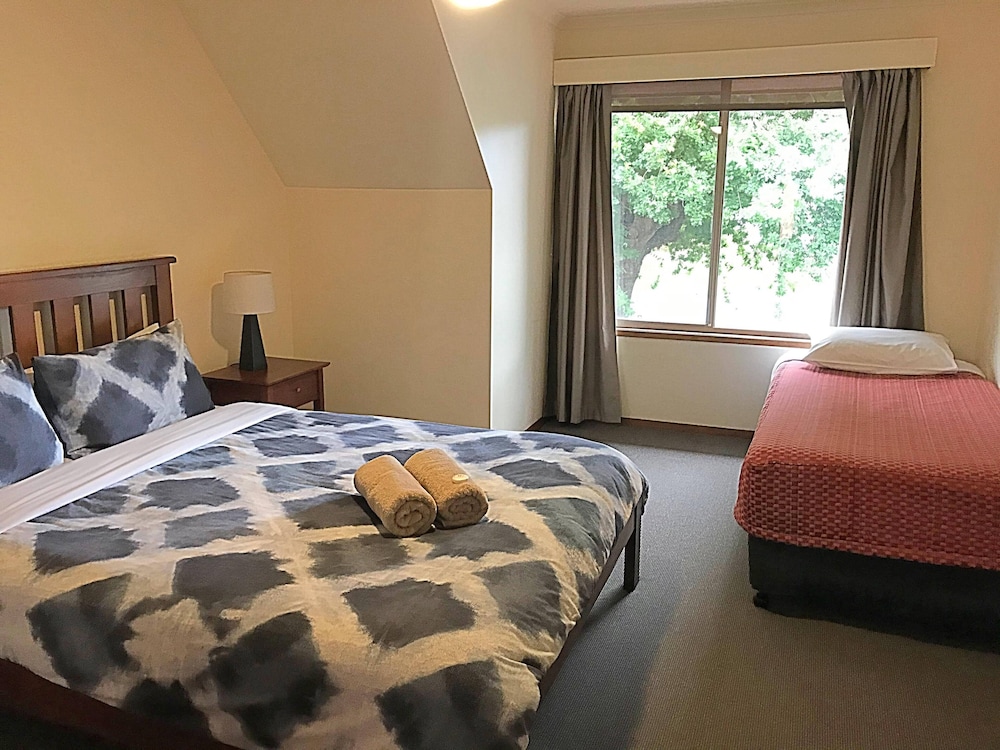 Aat 28 Goldsmith Motel 14/37