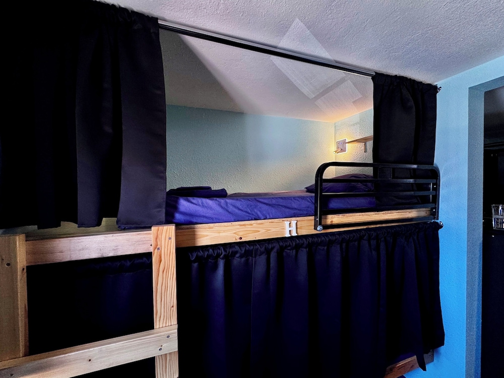FEMALE DORM, 10 BEDS