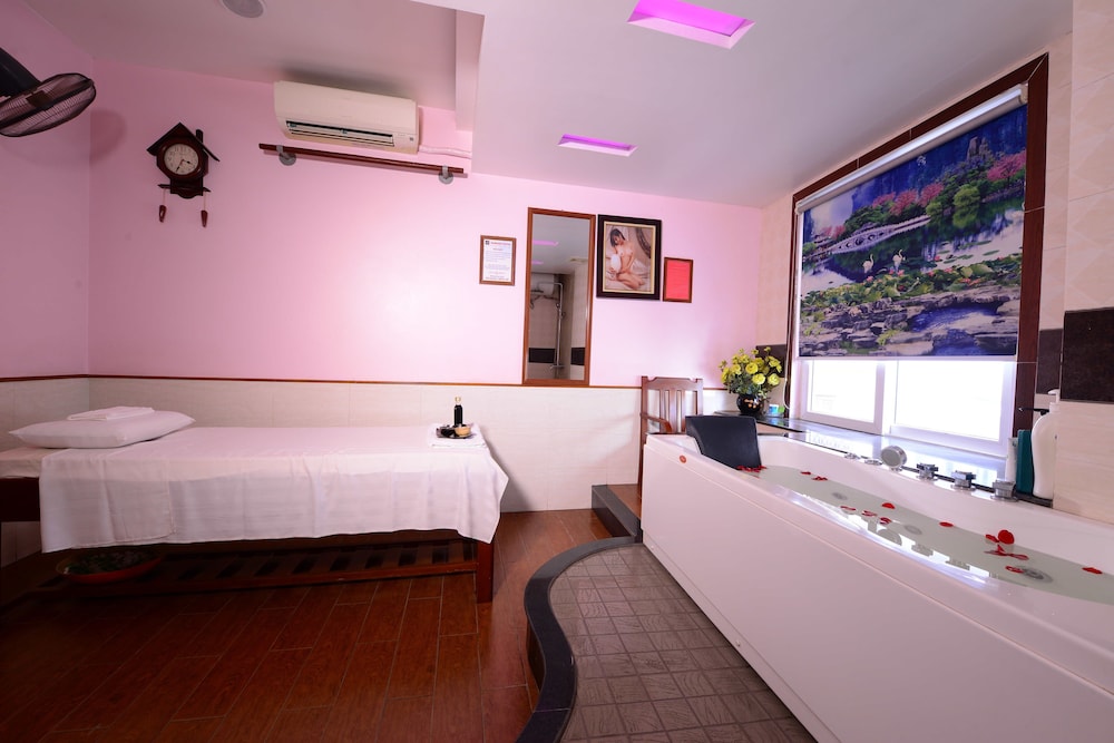 Blue Hanoi Inn Luxury Hotel 17/44