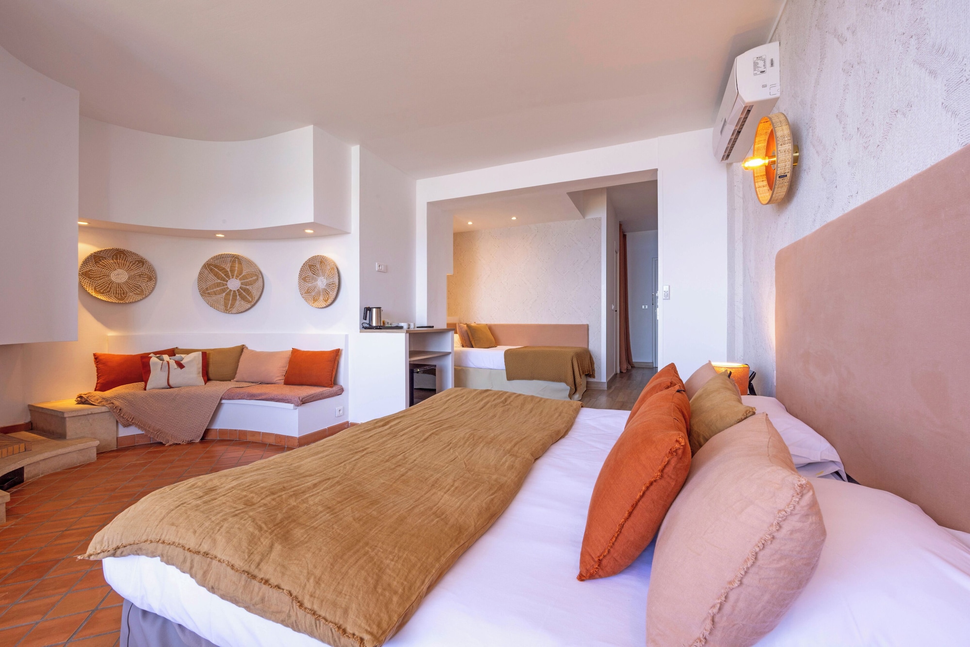 Privilege, Suite, 1 Queen and 1 Single Bed, Sea View, No Balcony، Le Saint Erasme 2/5