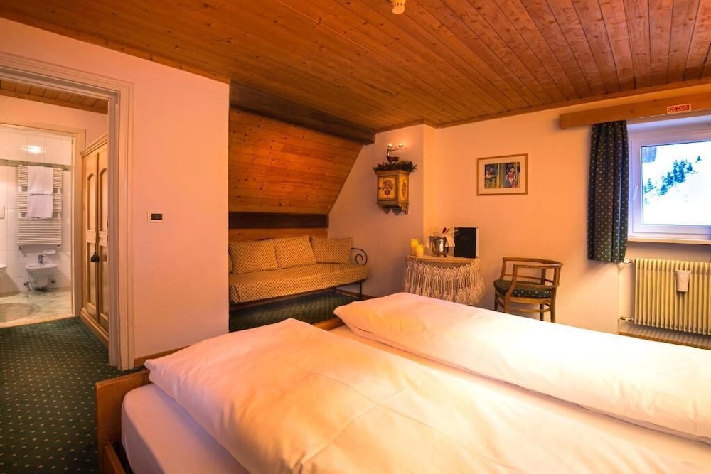 ROOM, DOUBLE OR TWIN BED