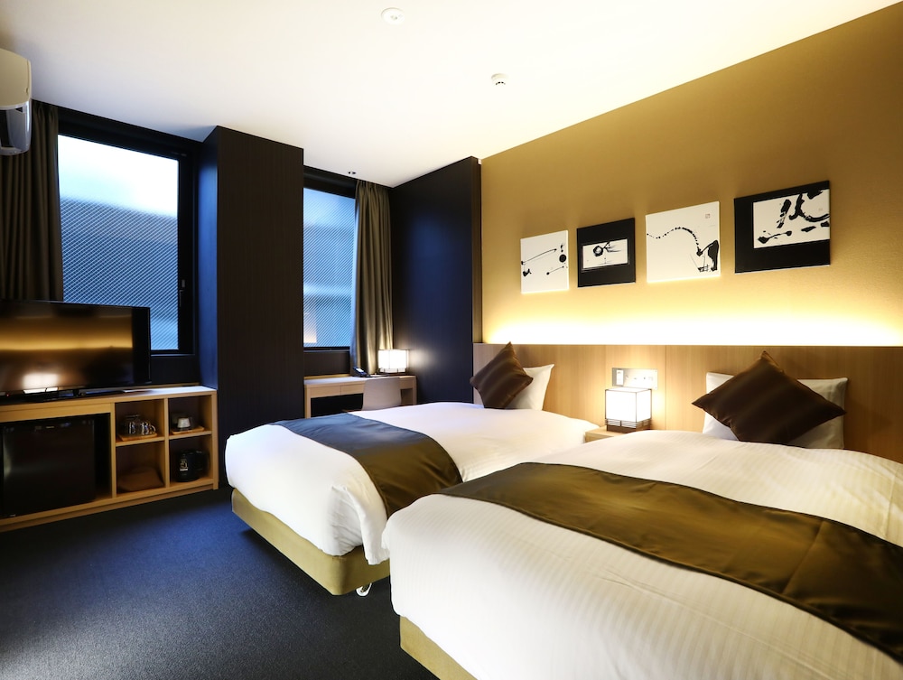 Universal, Twin Beds