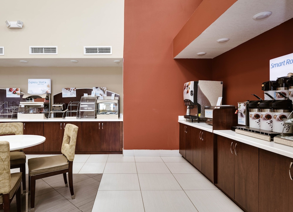 Holiday Inn Express Suites Lantana 41/57