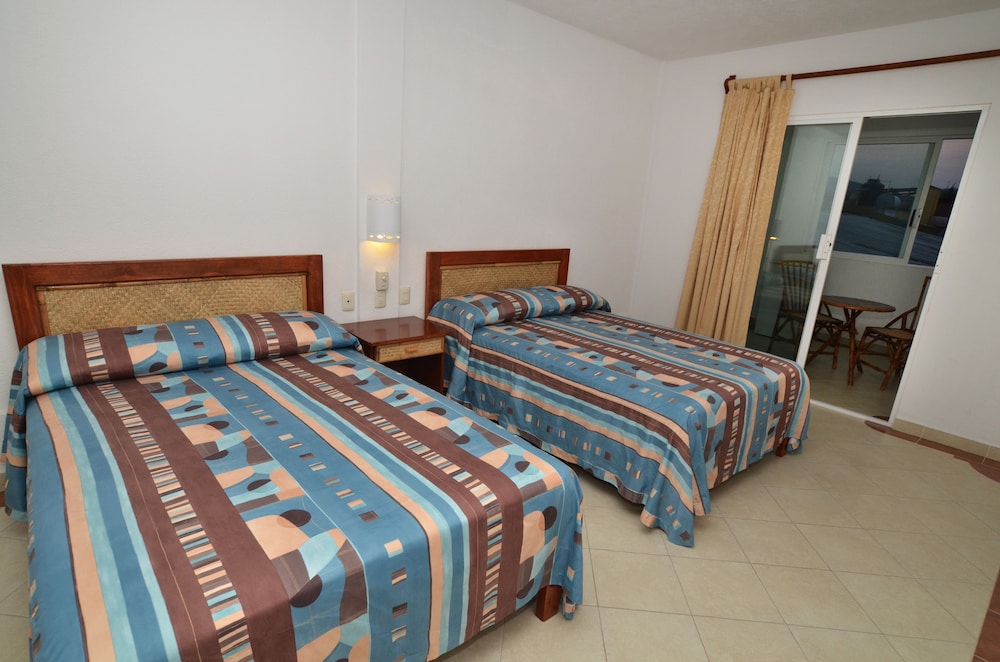 Suites Ixtapa Plaza 12/50