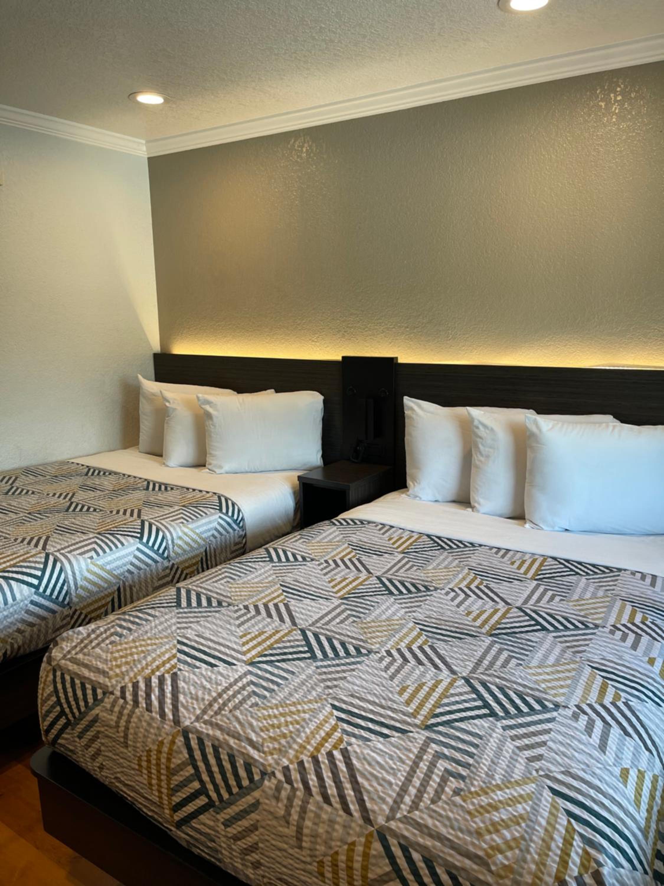 ROOM, QUADRUPLE