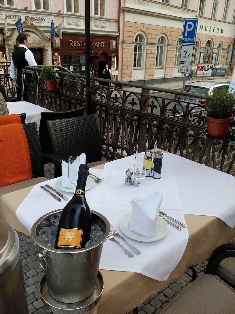 Embassy Hotel 28/40