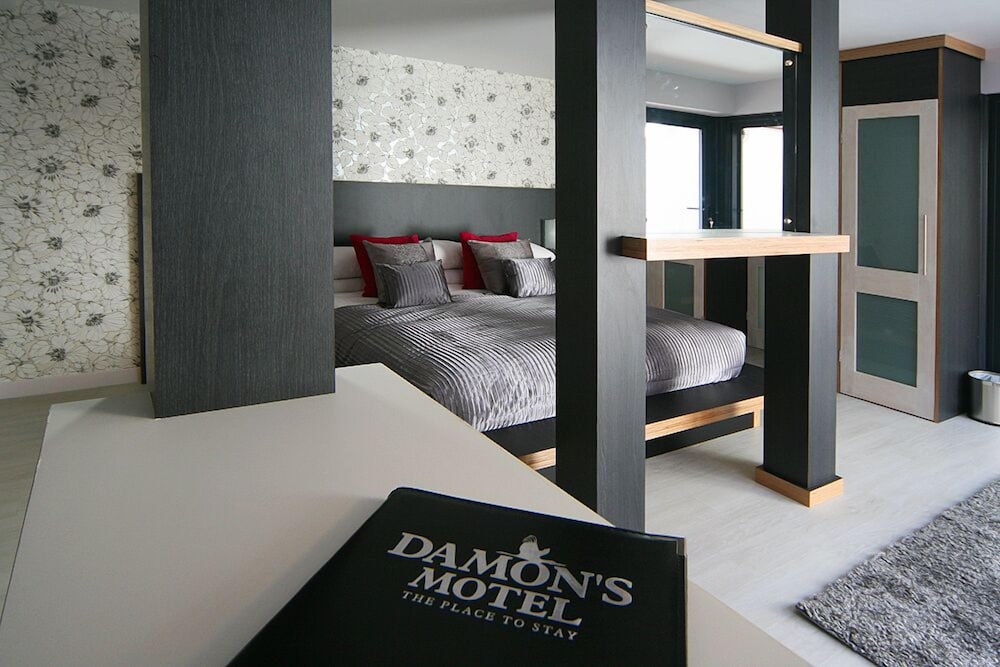 Damon S Hotel 25/33