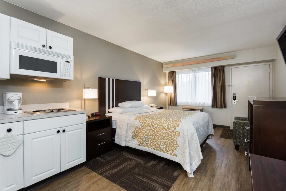 Days Inn by Wyndham Harrisburg North 8/32