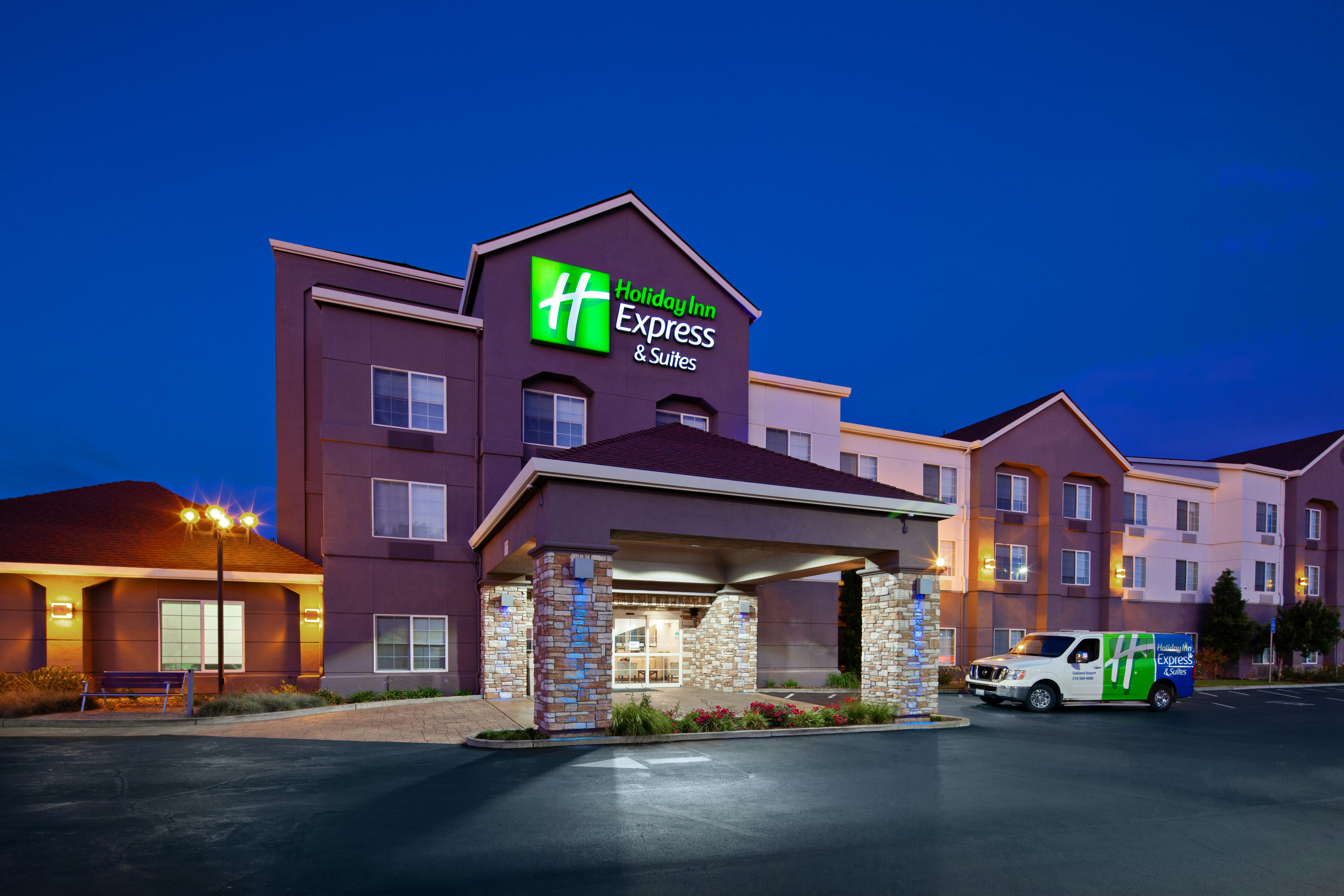 Holiday Inn Express Hotel Suites Oakland Airport 54/55