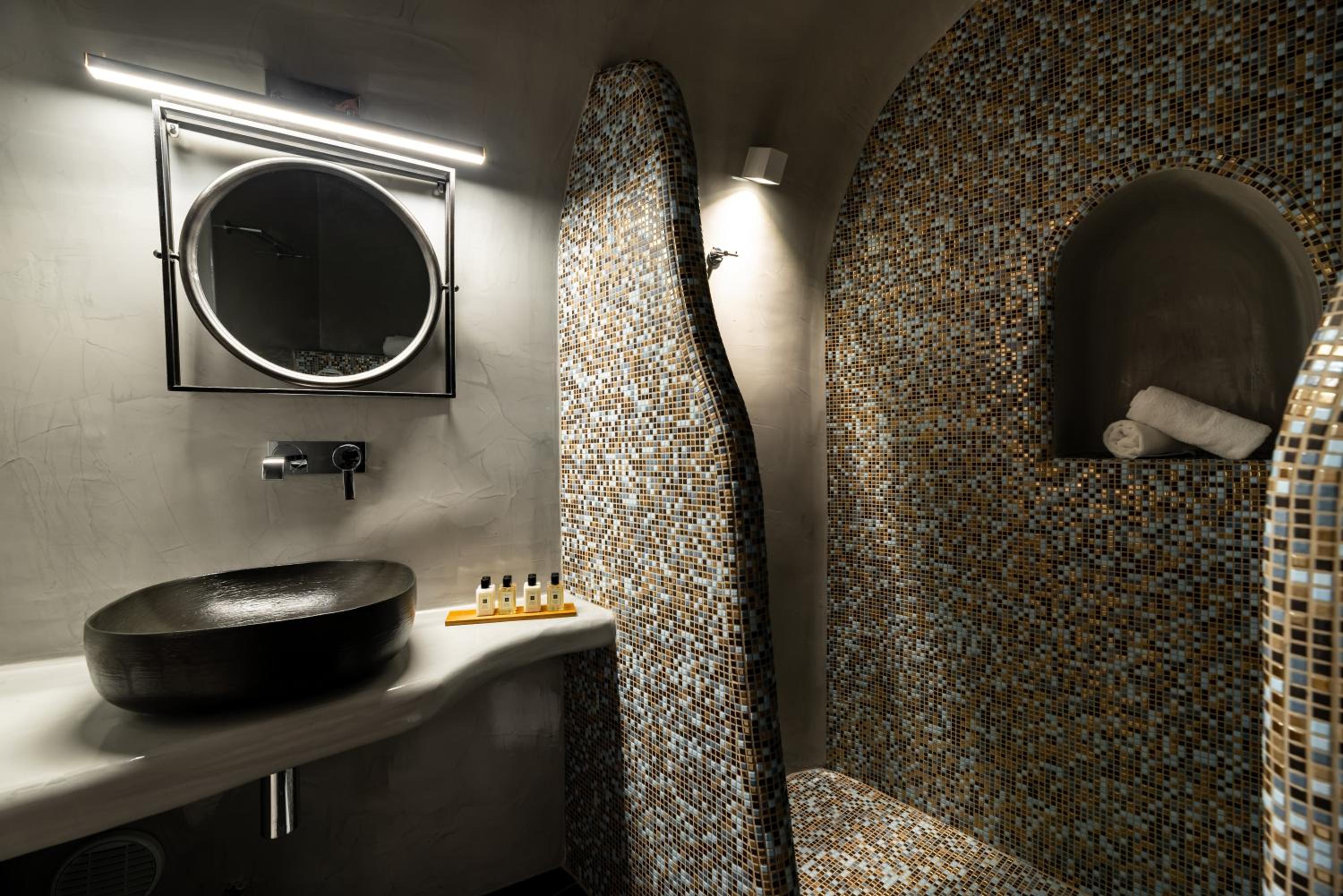 Elegant, Suite, Indoor Jetted Tub، Day Dream Luxury Suites 6/6