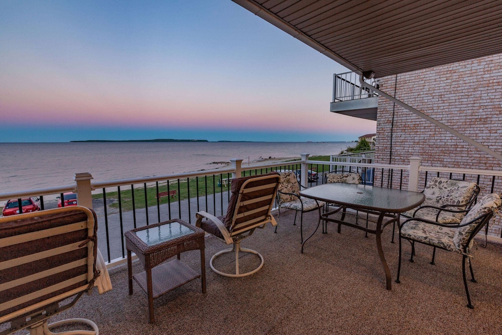 Days Inn Suites By Wyndham St Ignace Lakefront 30/50