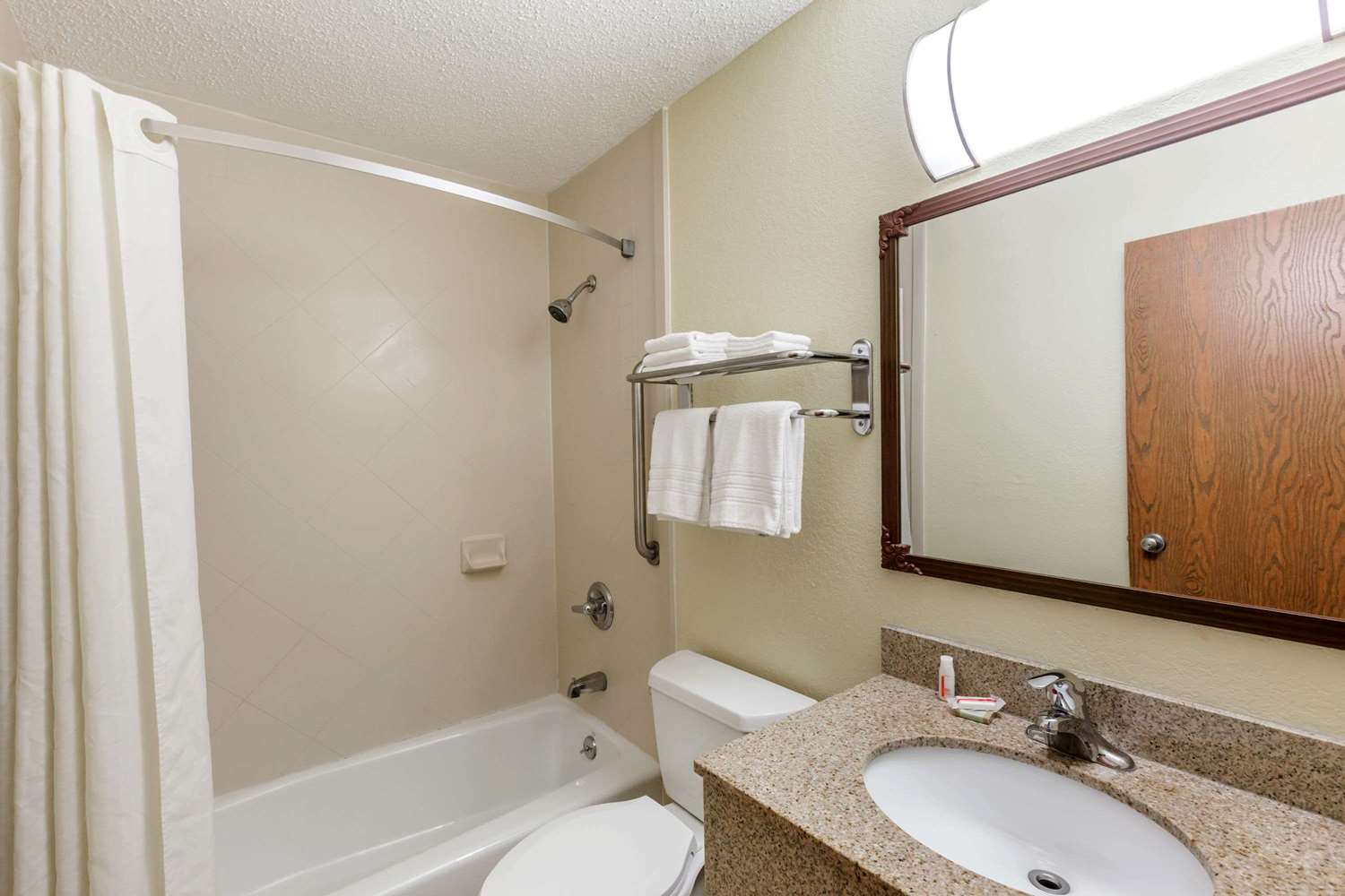 Super 8 by Wyndham Latham/Albany Airport 35/36