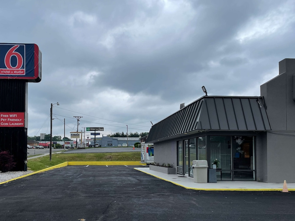 OYO Hotel Wytheville I-77 & I-81 35/40