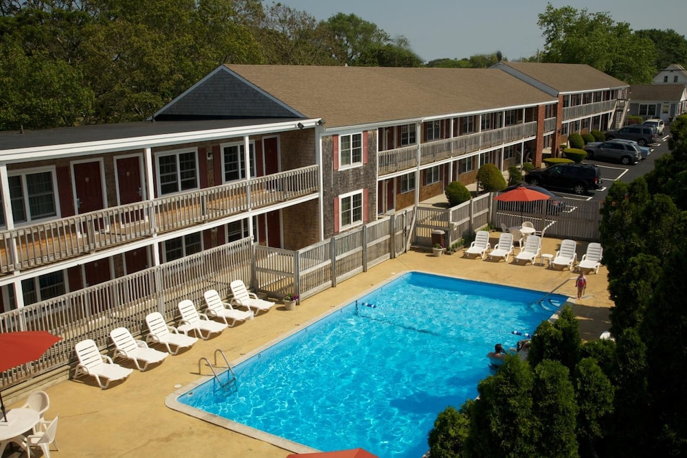Holiday Hill Inn & Suites 10/61