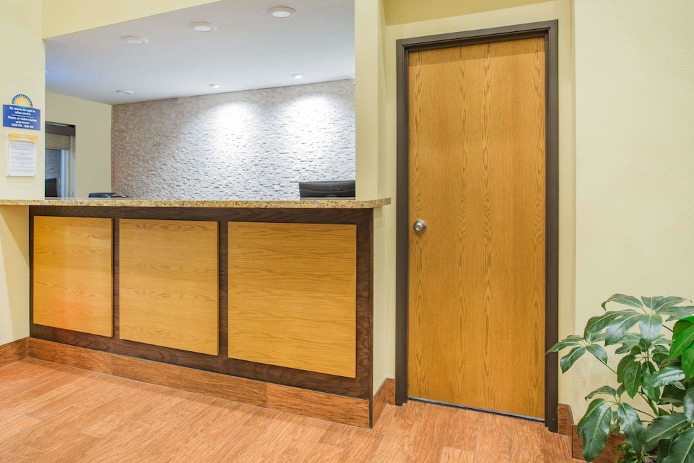 Days Inn by Wyndham Evansdale Waterloo 4/40